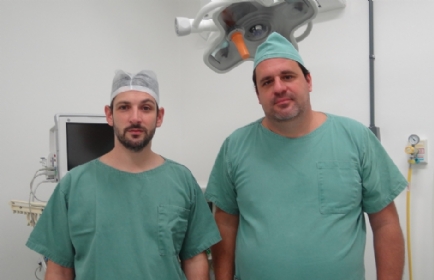 Dr. Rodrigo Donaduzzi e Dr. Eduardo Grhs foram os responsveis pela realizao do procedimento