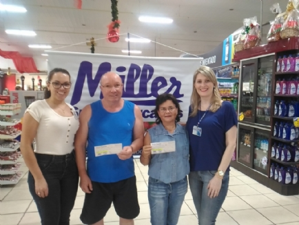 Airton e Vanderlea (ao centro) receberam os vales de representantes do Ana Nery e do Miller Supermercados. 