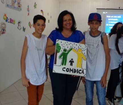 Maria da Graa Prestes recebeu um quadro em nome do Comdica.