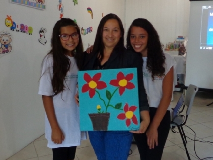Cleusa Juara Pereira recebeu o quadro em nome do Hospital Ana Nery.